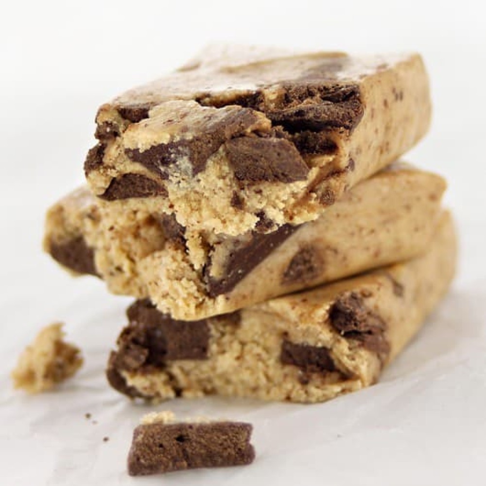 Quest cookie. Chocolate Chip cookie Dough Bars. Chocolate Chip cookie Dough Light Bar. Dough with Chocolate. Chocolate Chip cookie Dough on Baking Tray.